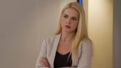 Παγιδευμένοι: Με φούξια μακριά μαλλιά για να καλύπτουν το γυμνό της στήθος - Αγνώριστη η «Κατερίνα» στην topless φωτογραφία της