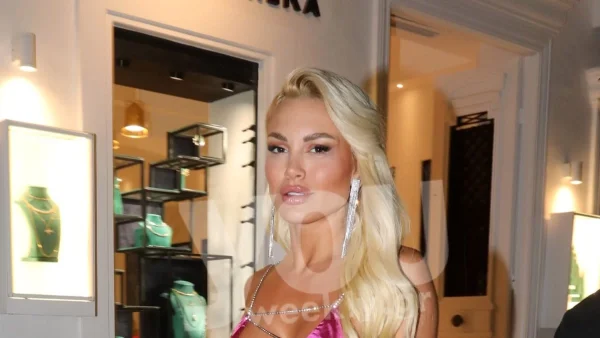 ''Έτριξαν'' τα σοκάκια στα Ματογιάννια - Το μίνι φούξια φόρεμα της Παναγιώταρου με άνοιγμα στο μπούστο και στην πλάτη