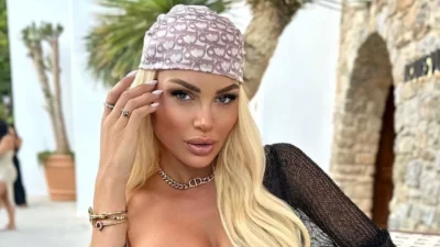 Όλα τα βλέμματα της Μυκόνου πάνω της - Το στενό πορτοκαλί φόρεμα της Παναγιώταρου με βαθύ ντεκολτέ