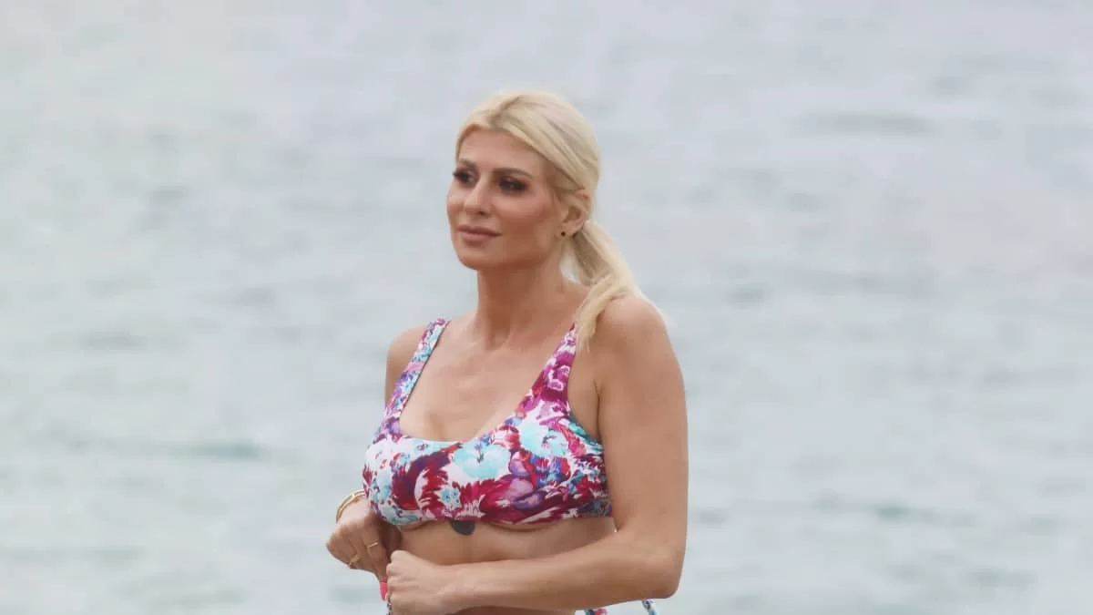 Στην Πάρο χεράκι χεράκι με τον νέο της σύντροφο - Η εμφάνιση της Ευρυδίκης Παπαδοπούλου με στενό λευκό φόρεμα