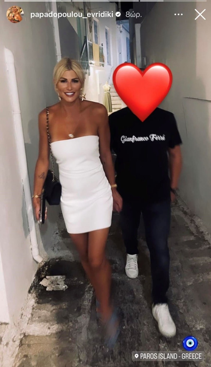 Στην Πάρο χεράκι χεράκι με τον νέο της σύντροφο - Η εμφάνιση της Ευρυδίκης Παπαδοπούλου με στενό λευκό φόρεμα