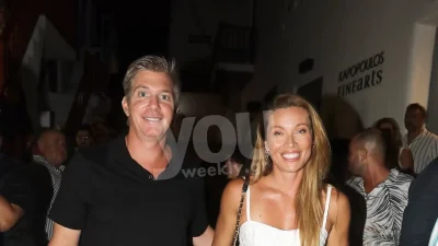 Με λευκό μίνι φόρεμα η Χρουσαλά και ο Πατίτσας στα μαύρα με παντόφλες - Η έξοδος του ερωτευμένου ζευγαριού στα στενά της Μυκόνου