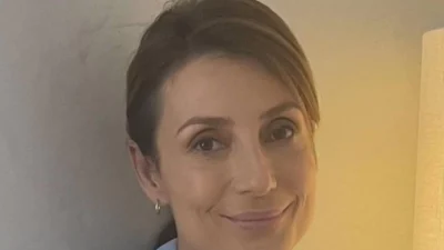 Γοητευτικός, μαυρισμένος με γκρίζα μαλλιά - Αυτός είναι ο αδερφός της Ευδοκίας Ρουμελιώτη