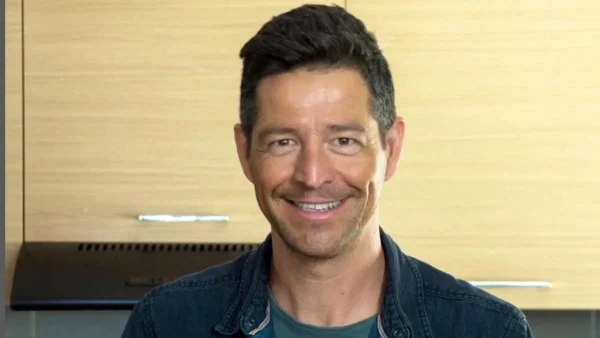 Επικρατεί το ξύλο και οι ανοιχτοί τόνοι - Το ζεστό σπίτι του Απόστολου Ρουβά στη Θεσσαλονίκη