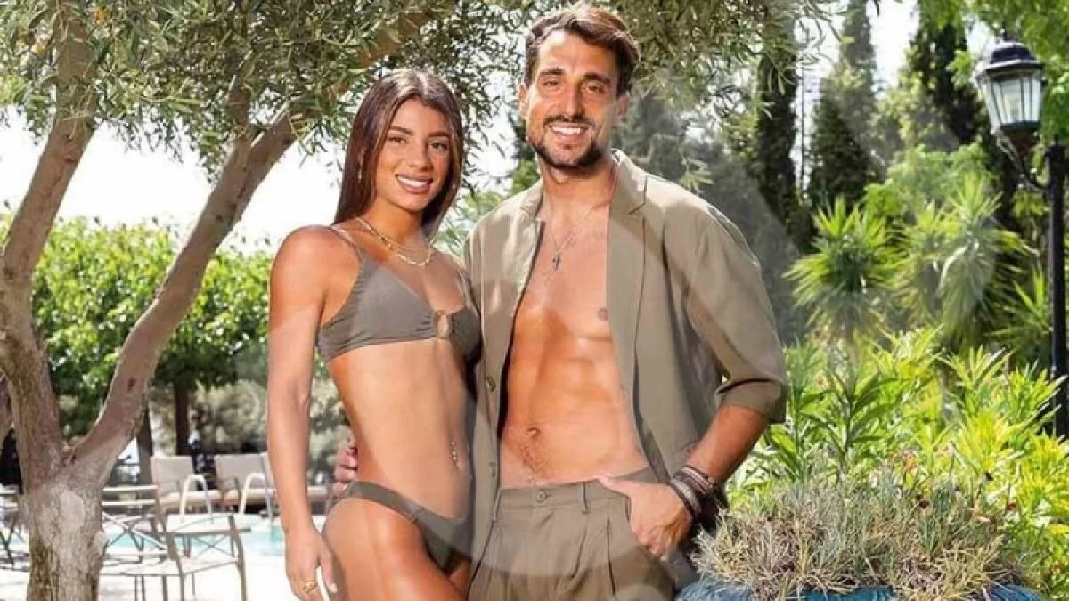 Πολύχρωμο φόρεμα με άνοιγμα στην πλάτη - Η εμφάνιση της Ρουμελιώτη στην εκκλησία που έγινε κουμπάρος ο Κατσούλης