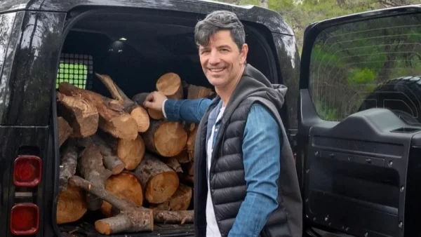 Μαύρο «θηρίο» για να χωράει όλη την οικογένεια - Το πολυτελές αυτοκίνητο του Σάκη Ρουβά