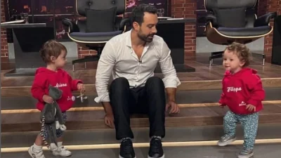 «Κανονικά είμαι πολύ "βαρύς" άντρας!» - Τι συνέβη στο πατρικό του Σάκη Τανιμανίδη στη Θεσσαλονίκη με τις δίδυμες