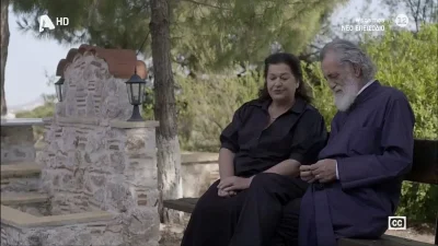 Μία άλλη η παπαδιά του Σασμού - Αγνώριστη με καπέλο στο κεφάλι τυλιγμένη με το παρεό της στην παραλία