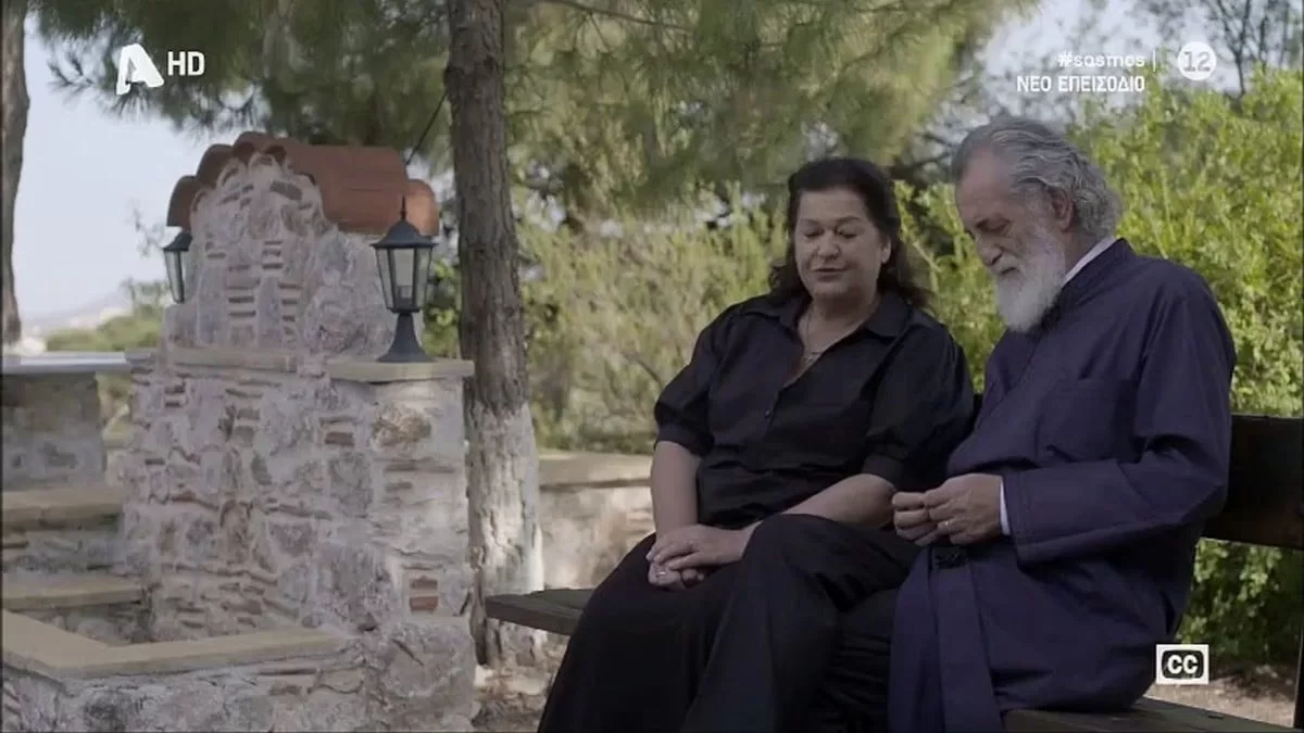 Μία άλλη η παπαδιά του Σασμού - Αγνώριστη με καπέλο στο κεφάλι τυλιγμένη με το παρεό της στην παραλία