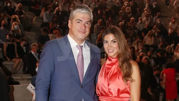 «Μια υπέροχη βραδιά στην Σύρο» - Με μίνι λευκό φόρεμα στο πλευρό του Θέμη Σοφού στο ταξίδι "αστραπή" τους η Σταματίνα Τσιμτσιλή