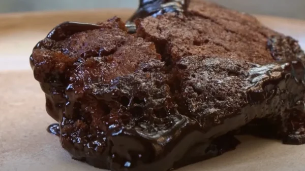 Σοκολατόπιτα στιγμής: Τρία μυστικά για να σου βγει ρευστή η σοκολάτα μέσα κι όχι «πέτρα»