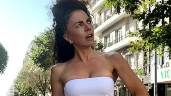 Ποζάρει στη Σαντορίνη μόνο με το μαγιό και τα εκκεντρικά παπούτσια της - ''Κόβει'' την ανάσα το κορμί της Σολωμού