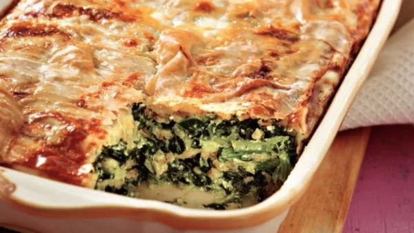 Με σπιτικό χειροποίητο τραγανό φύλλο - Χορτόπιτα σουφλέ με θρυμματισμένη φέτα