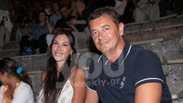 Έβγαλε το αυστηρό "προσωπείο" του παρουσιαστή - Στην Επίδαυρο με τζιν και αθλητικά ο Σρόιτερ με την σύζυγο και τις κόρες του