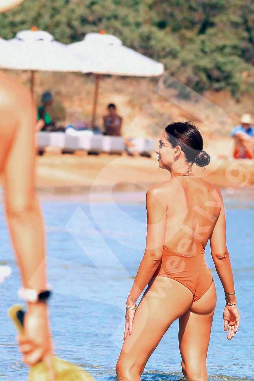 Σταματίνα Τσιμτσιλή: Με πορτοκαλί ολόσωμο στο τελευταίο της μπάνιο στην Πάρο λίγο πριν την επιστροφή στην Αθήνα 