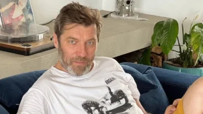 Σε καταπράσινο τοπίο βγαλμένο από παραμύθι - Ο Στάνκογλου ανέβηκε σε δέντρο και πήδηξε σε γαλαζοπράσινο ποτάμι (Βίντεο)