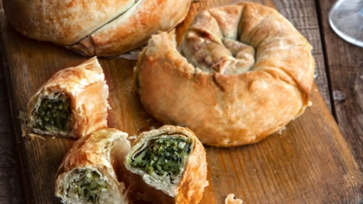 Με στρώσεις τραγανού, κριτσανιστού φύλλου - Εύκολη παραδοσιακή στριφτή σπανακόπιτα της Αργυρώς