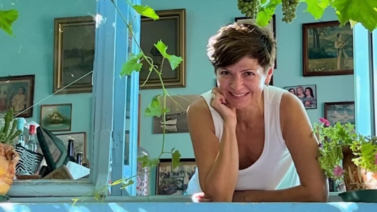 Αναστάτωση σε παραλία της Νάξου με την Ταμίλα Κουλίεβα - Πόζαρε ακομπλεξάριστη με μπικίνι στα 56 της