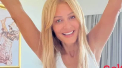 Και όμως το έκανε η Νατάσα Θεοδωρίδου - Ίσιωνε τα μαλλιά της με πρέσα στο αμάξι ενώ οδηγούσε (Βίντεο)