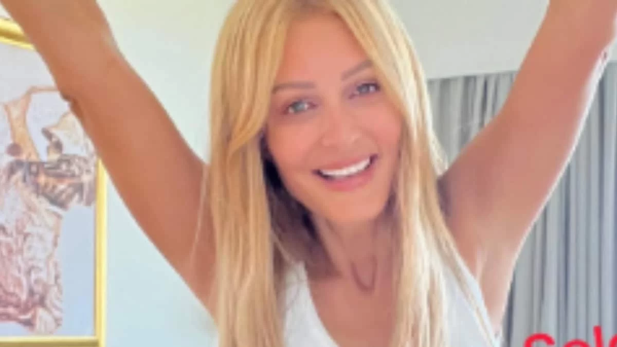 Και όμως το έκανε η Νατάσα Θεοδωρίδου - Ίσιωνε τα μαλλιά της με πρέσα στο αμάξι ενώ οδηγούσε (Βίντεο)