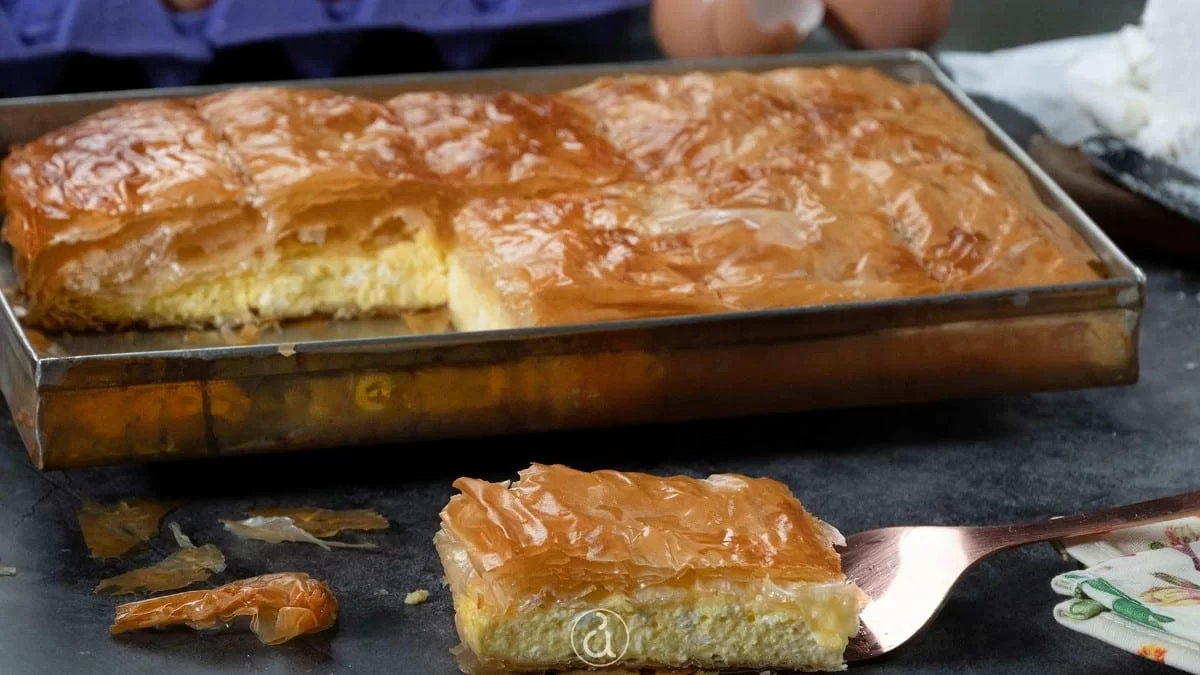Με γεύση μπεσαμέλ χωρίς να έχει μέσα - Η πιο εύκολη τυρόπιτα έτοιμη σε 5 λεπτά