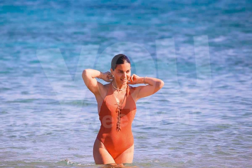 Σταματίνα Τσιμτσιλή: Με πορτοκαλί ολόσωμο στο τελευταίο της μπάνιο στην Πάρο λίγο πριν την επιστροφή στην Αθήνα 