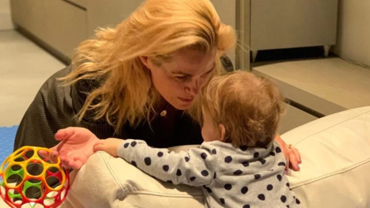 Με τούλινες φούστες και χρωματιστά φορεματάκια - Ολόκληρο κορίτσι η κόρη της Τζένη Μπότση