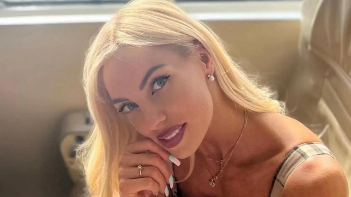 Με διχτυωτό μαύρο κιμονό  και αποκαλυπτικό μαγιό -  ''Πανζουρλισμός'' σε παραλία της Μυκόνου με την Τζούλια Νόβα