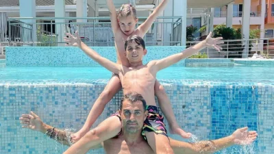 Δε χορταίνει να περνάει χρόνο με τα παιδιά του ο Χανταμπάκης - Σκαρφάλωσαν σε βράχια και μαζέψαν αλάτι