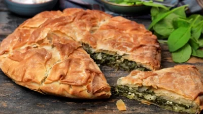Με χωριάτικο και τραγανό φύλλο που κάνει κρατς στο δόντι - Εύκολη χορτόπιτα Μακεδονίας
