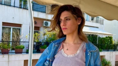 Καμία σχέση με την Αργυρώ του Σασμού - Με ροζ μπικίνι στην αμμουδιά στην Ανάφη η Χριστίνα Χειλά Φαμέλη