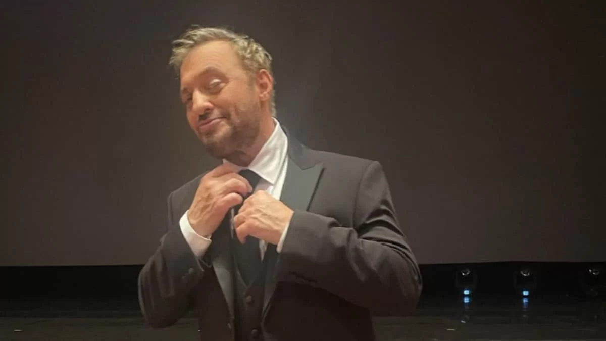 Αγνώριστος ο Χρήστος Φερεντίνος χωρίς το σακάκι του με μαγιό στο ποτάμι - Καλυμμένος με λάσπη από το πρόσωπο μέχρι τα πόδια