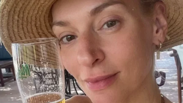 Σε χαλαρές διακοπές στην Αστυπάλαια λίγο μετά την είδηση χωρισμού - Οι αναρτήσεις της Ζέτας Δούκα