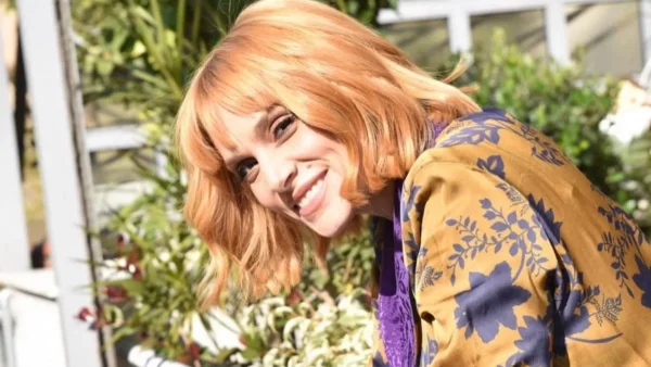 Με λευκά ντουλάπια, ξύλινους πάγκους και πολλά φυτά - Μικρός παράδεισος το σπίτι της Ελεονώρας Ζουγανέλη