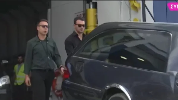 Κηδεία μητέρας Γιώργου Αγγελόπουλου: Μαυροφορεμένη η Βαμβακούση - Καταρρακωμένος ο Ντάνος