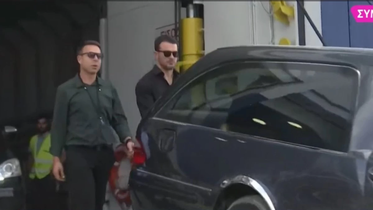 Κηδεία μητέρας Γιώργου Αγγελόπουλου: Μαυροφορεμένη η Βαμβακούση - Καταρρακωμένος ο Ντάνος