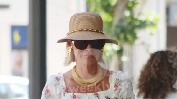 Η πρώτη δημόσια εμφάνιση της Σταμάτη μετά την εξομολόγησή της - Η κίνηση όταν είδε το φακό