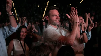 Τα ''έσπασε'' ο Στέφανος Κασσελάκης στο Λυκαβηττό - Χόρευε ξέφρενα χτυπώντας παλαμάκια σε συναυλία (Βίντεο)