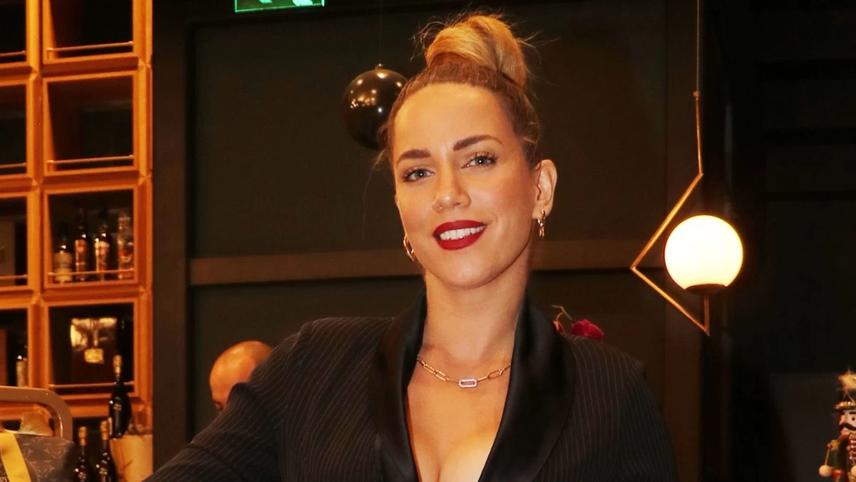 Όλα τα βλέμματα στράφηκαν πάνω της - Με μαύρο φόρεμα με ιδιαίτερα ανοίγματα στον 5ο μήνα εγκυμοσύνης η Κατερίνα Στικούδη