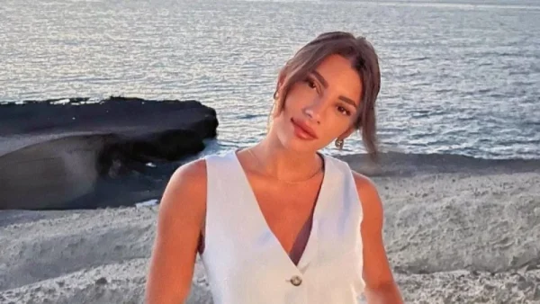 «Τα ράσα δεν κάνουν τον παπά» - Η απάντηση της Μαριαλένας Ρουμελιώτη στα πικρόχολα σχόλια που δέχθηκε για το ταξίδι της στην Τήνο