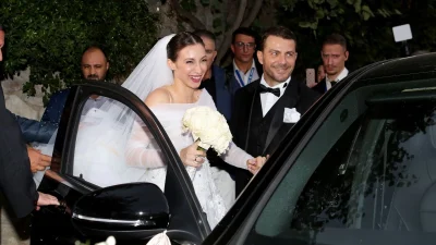 Γάμος Αγγελόπουλου - Βαμβακούση: Τι του ψιθύρισε στο αυτί λίγο πριν μπουν στην εκκλησία