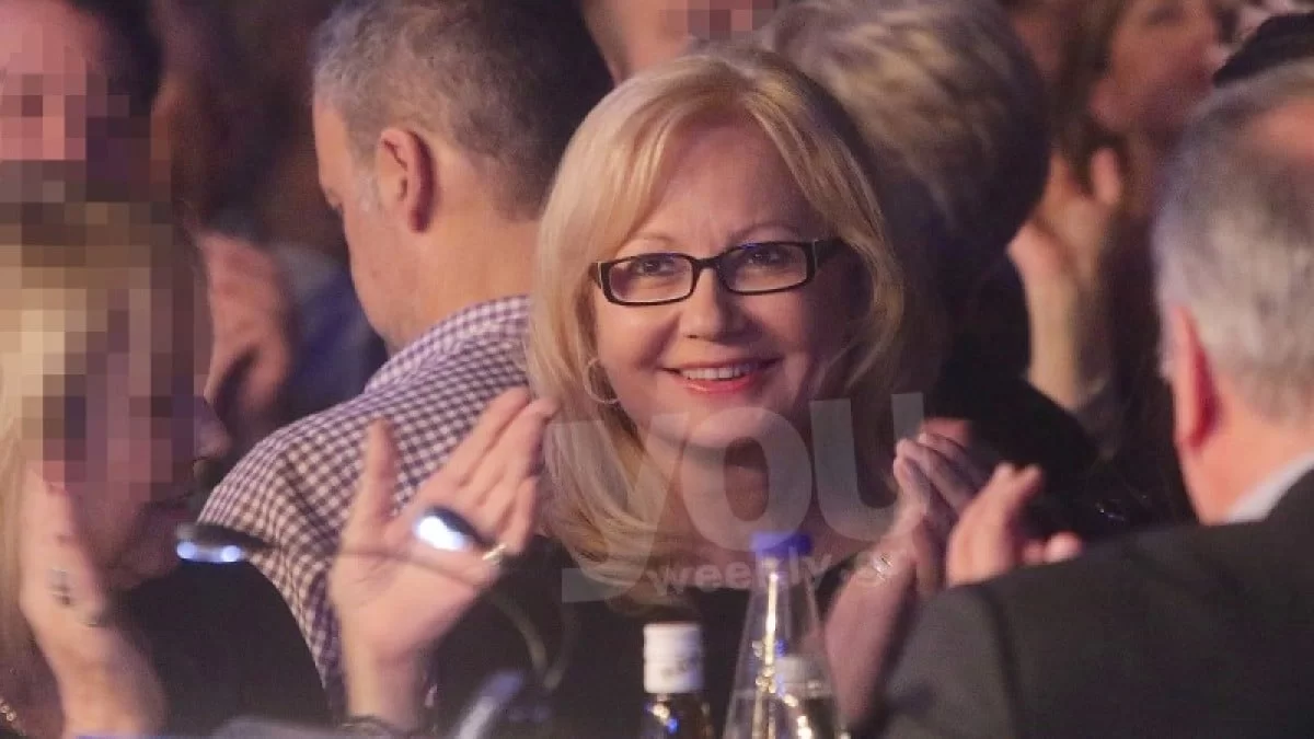 Φως στο Τούνελ: Ανανεωμένη η Αγγελική Νικολούλη με μωβ σατέν φόρεμα - Εντυπωσιακή η μεγάλη αλλαγή στην εμφάνισή της πριν την πρεμιέρα