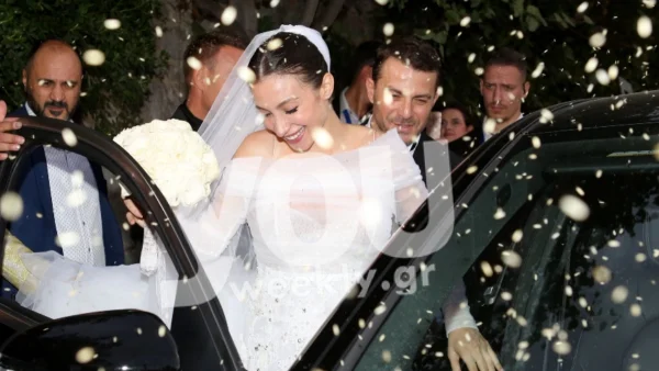 Γάμος Αγγελόπουλος & Βαμβακούση: Η έξοδος του ζευγαριού από την εκκλησία - ''Λούστηκαν'' από ρύζια και ευχές οι νεόνυμφοι