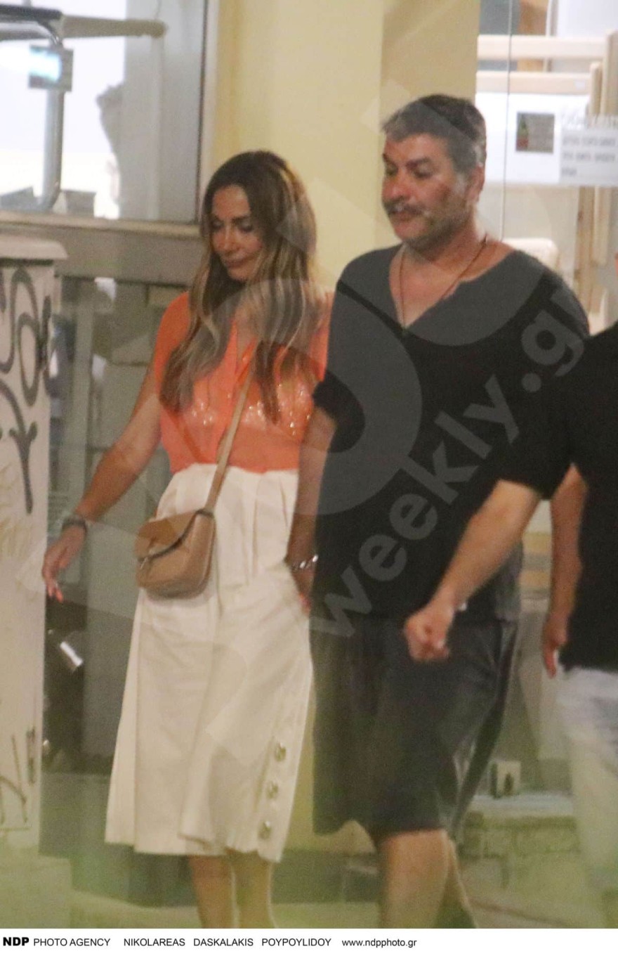 Εκείνη με τιγρέ γόβα κι εκείνος με παντόφλα - Αποκλειστικές φωτογραφίες από τη νέα έξοδο της Δέσποινας Βανδή και του Βασίλη Μπισμπίκη