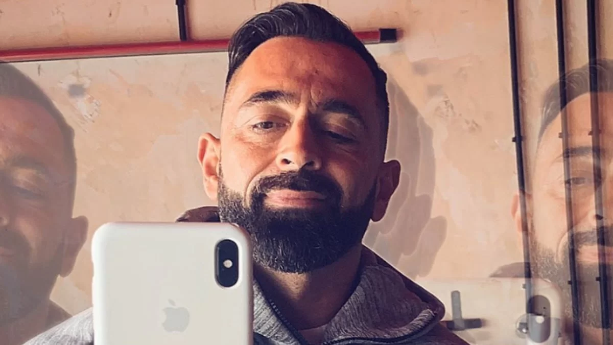 Πέταξε τα αθλητικά ρούχα και έγινε νονός - Αγνώριστος ο Βο με κοστούμι, τιράντες & πολύχρωμη γραβάτα