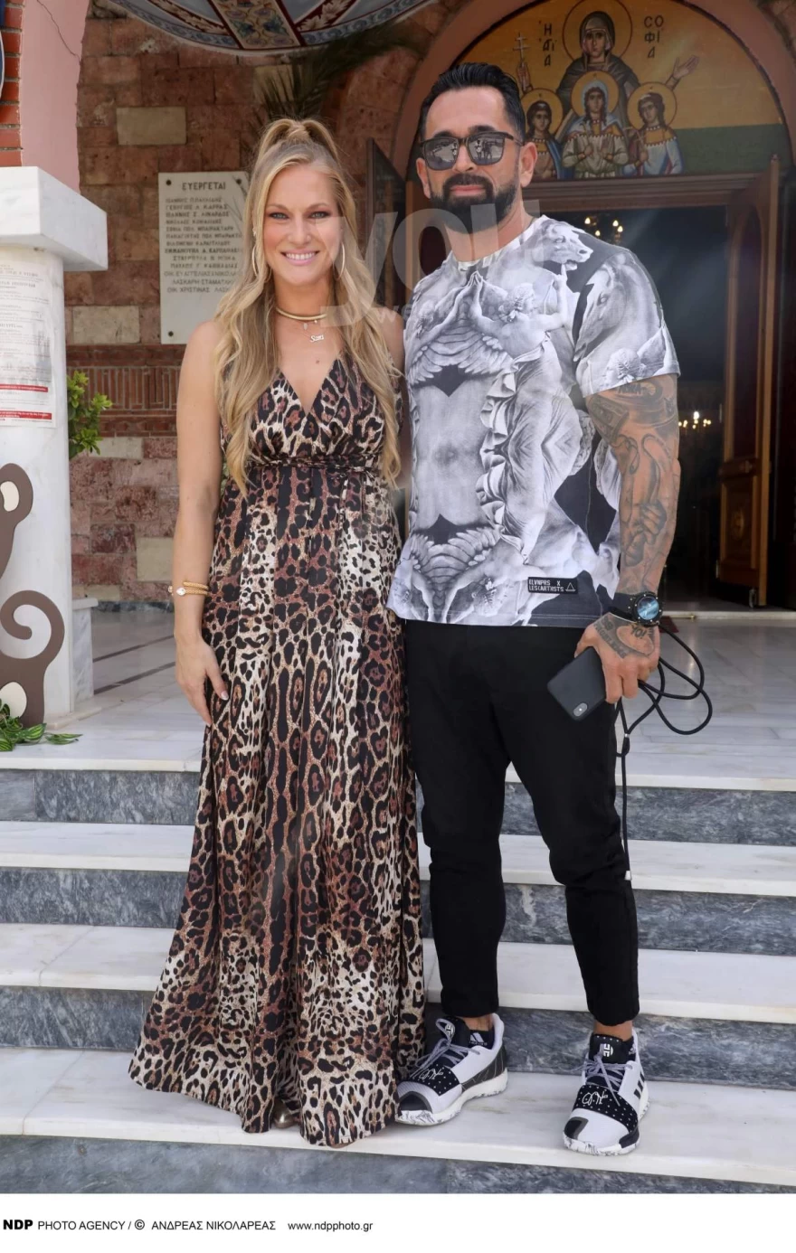 Σαν πριγκίπισσα η Λάουρα Νάργες με το παραμυθένιο της φόρεμα - Το φιλί με τον Σαντικάι έξω από την εκκλησία που βαφτίστηκε ο γιος τους