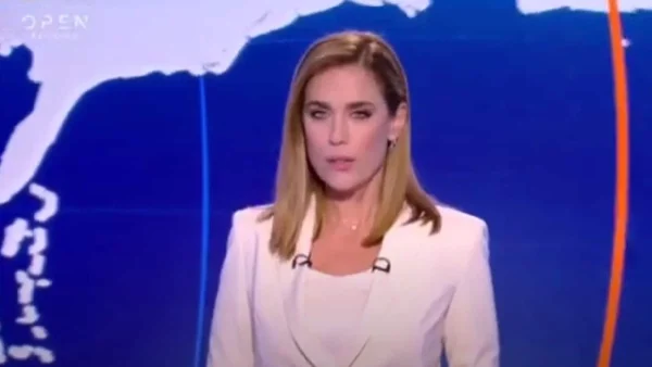 Με λευκό κοστούμι και μεγάλο χαμόγελο - Πρεμιέρα για την Εύα Αντωνοπούλου στο κεντρικό δελτίο ειδήσεων του OPEN