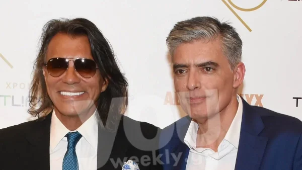 Με χρυσά κοσμήματα ο Ψινάκης και χακί polo μπλουζάκι ο Ευαγγελάτος - Χαλαροί σε παραλία στο Αγκίστρι