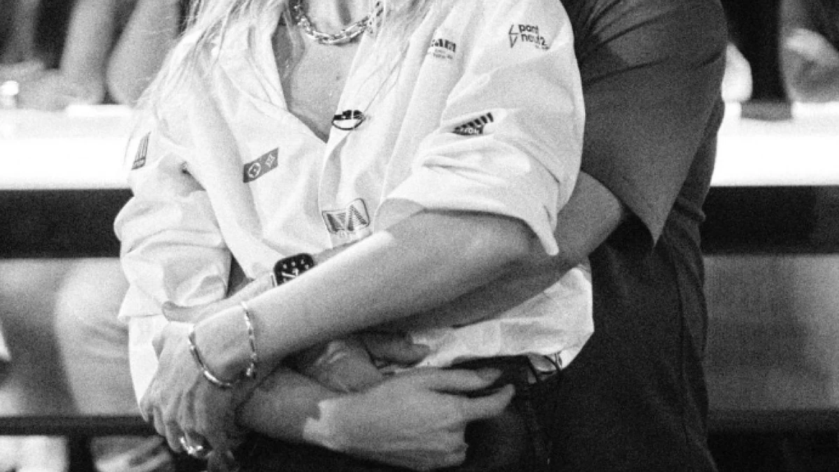 Παντρεύτηκε την αγαπημένη του σε ρομαντική τελετή στην Ίμπιζα - Οι καλεσμένοι τους πετούσαν λευκά ροδοπέταλα