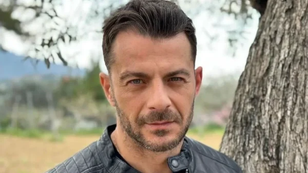 «Μας ειδοποίησαν ότι δεν θα έρθει...» - Εκτός γυρισμάτων της Γης της Ελιάς ο Αγγελόπουλος μετά το θάνατο της μαμάς του